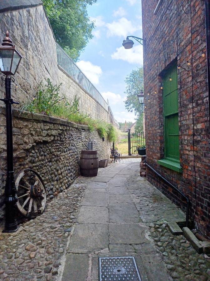 Crookback House